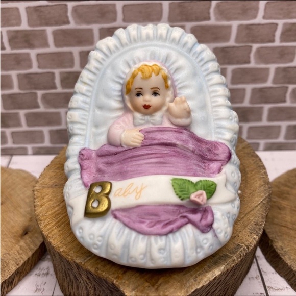 VINTAGE 1983 Baby Girl in Bassinet Enesco Imports Corp - Picture 1 of 6